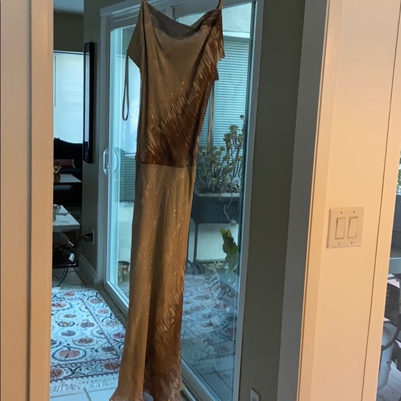 Dress flows. - Picture 2 of 6